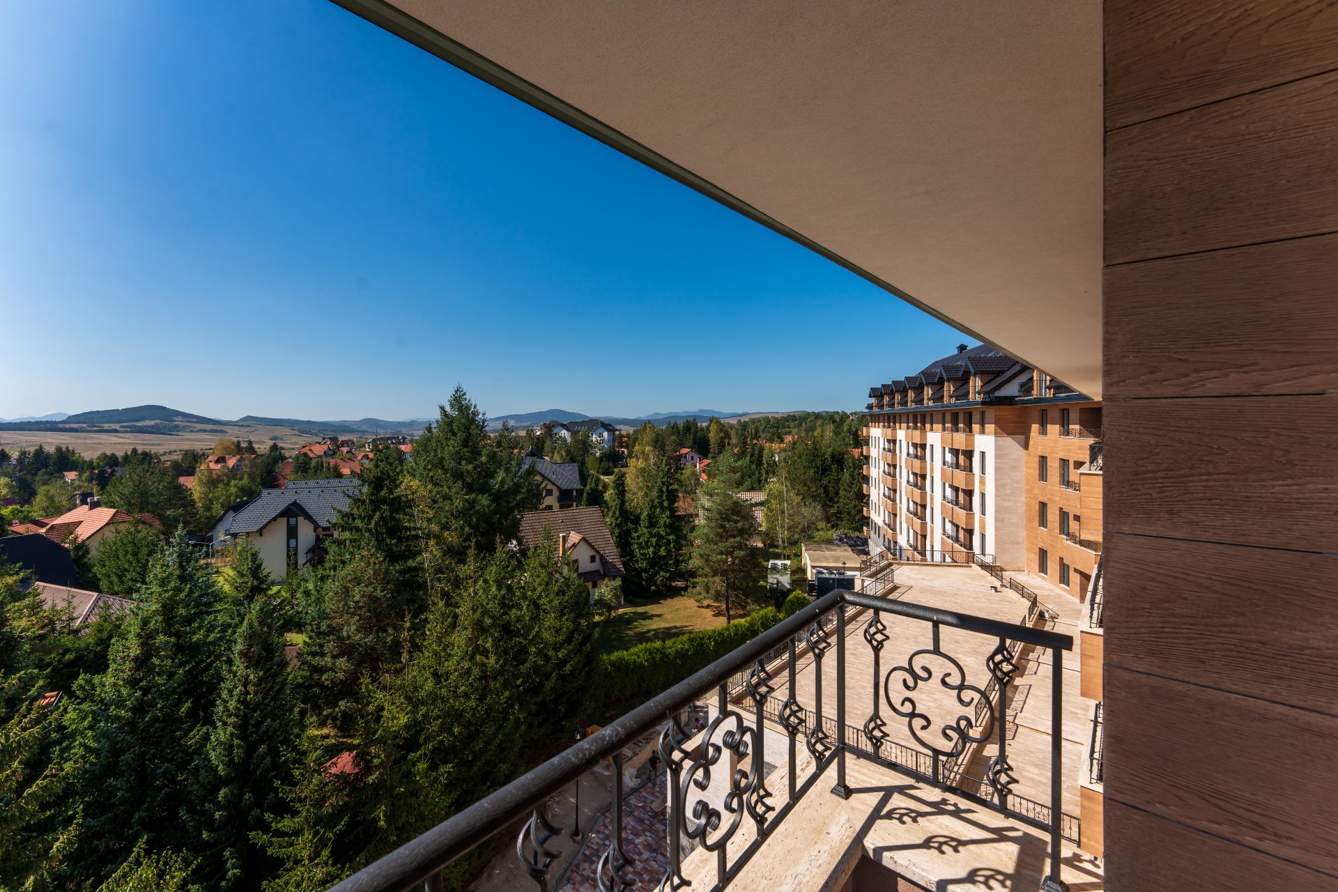 Pogled sa terase hotela Queen of Zlatibor prema zelenilu i planini