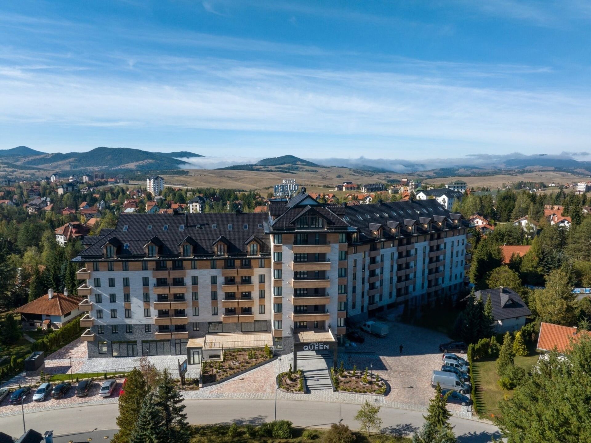 Hotel Queen of Zlatibor okružen zelenilom, pogled iz vazduha